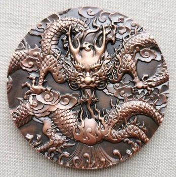 Медальон с изображением бронзового дракона, имитированный из древней бронзы.